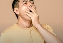 Alcohol Blackouts: Why the Memory Never Comes Back A person resting their head in one hand, appearing disoriented.