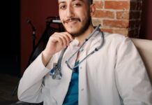 Opioids and Benzodiazepines Together: Why This Combination Kills A clinician reviewing information in a medical office.